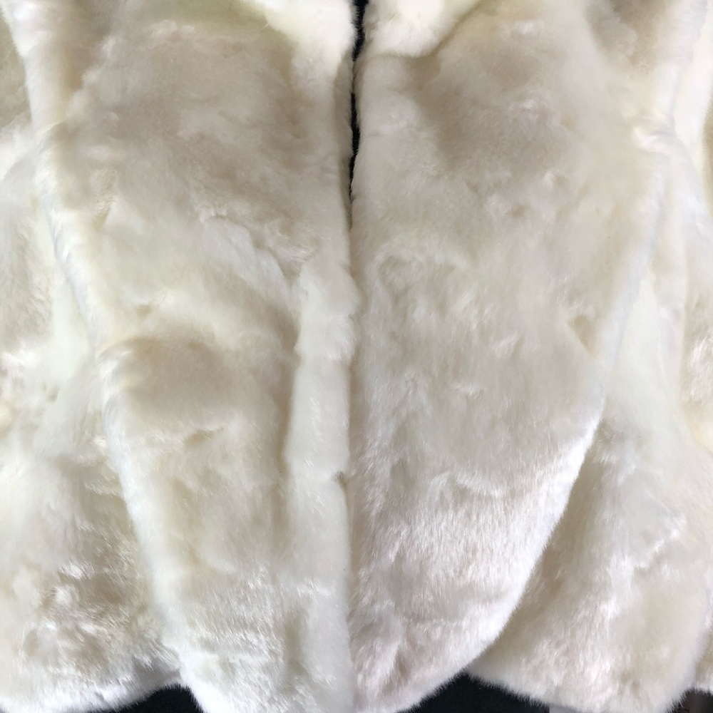 Tahari ASL Women’s White Faux Fur Cape Size L - Picture 3 of 8